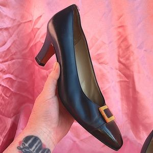 Vintage 80’s SALVATORE FERRAGAMO Navy Kitten Heel Gold Hardware Pumps
